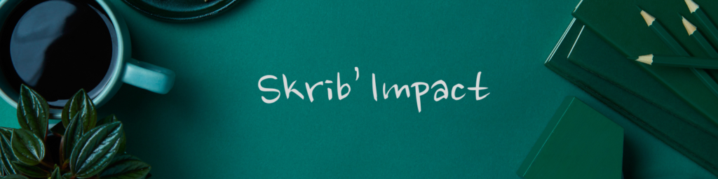 Titre Skrib'impact sur un fond vert avec une tasse de café, des stylos et des carnets, tous verts également.